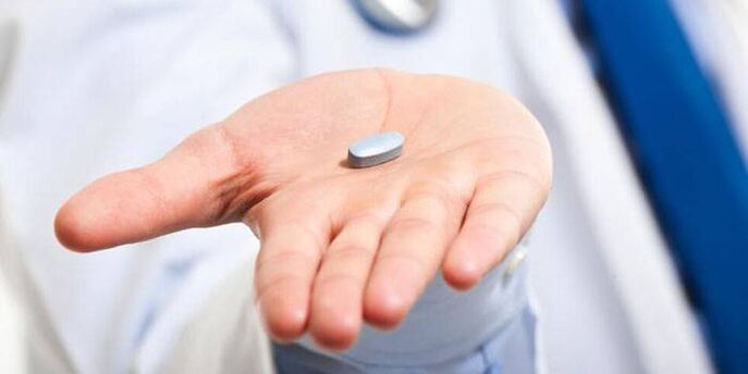 Gydytojas skiria antibiotikus kaip pagrindą vyrų ūminiam prostatitui gydyti