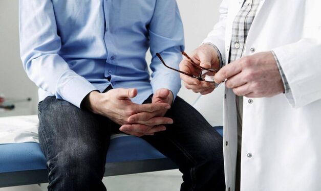 Vyras pas gydytoją, sergantį prostatito simptomais
